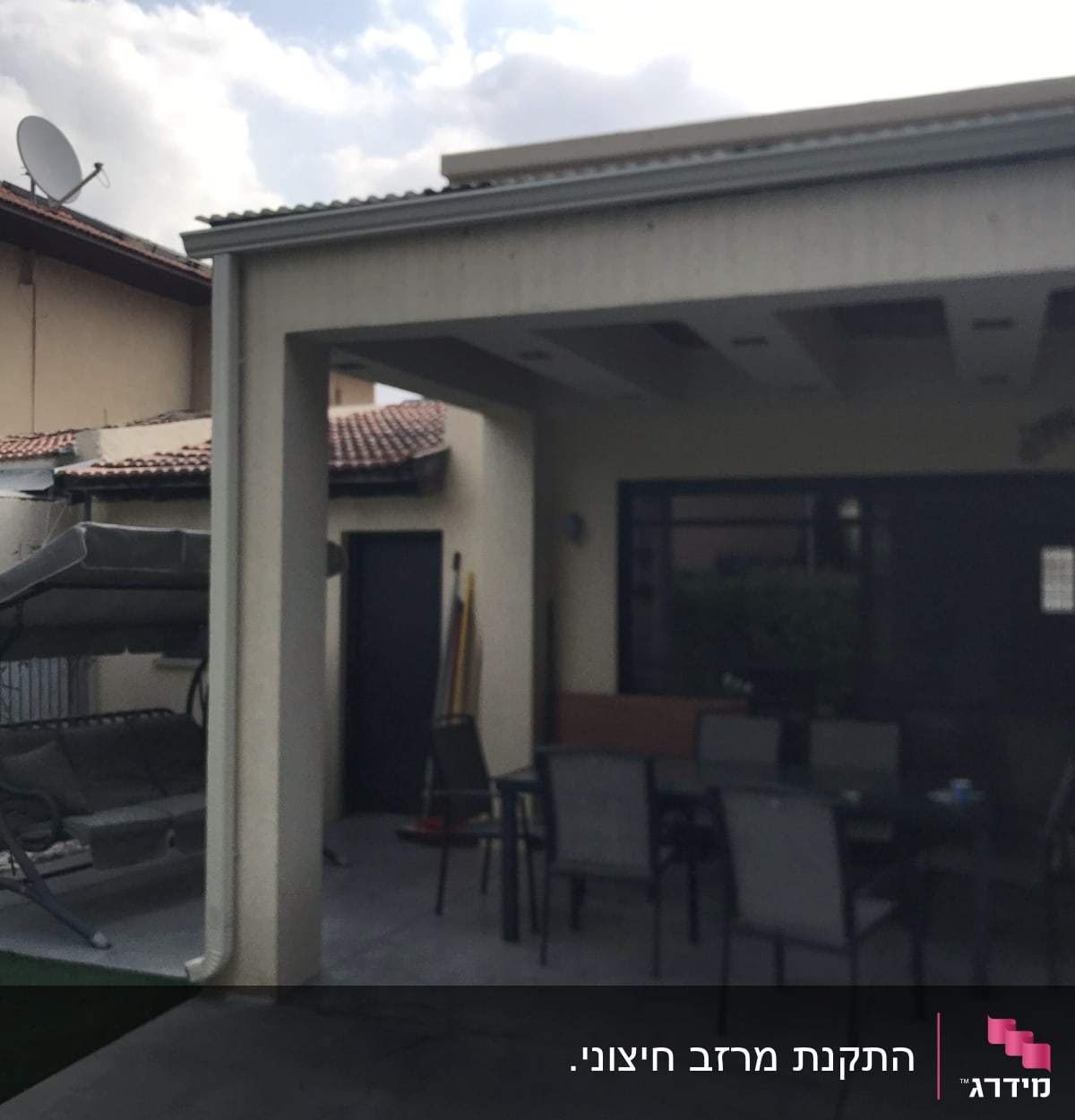 גג עם רעפים ומרזב מתכת